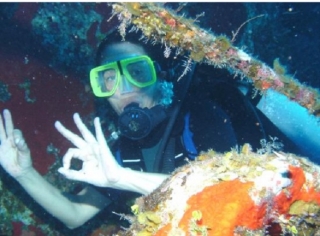  Diving among marine vegetation 